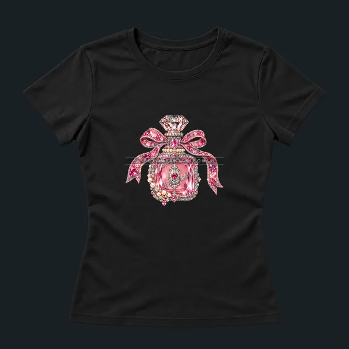 Perfume rosa con perlas: simulación sobre remera entallada